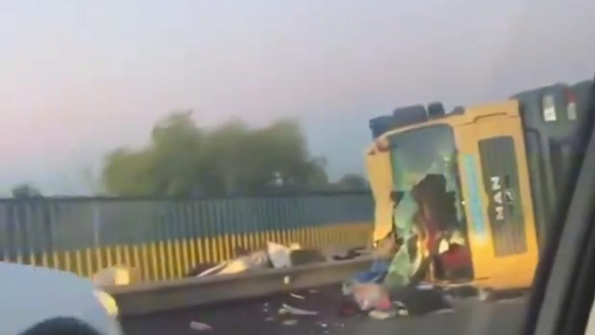 Під Одесою на мості через Дністер перекинулася фура - Україна новини - 24 Канал Під Одесою на мості через Дністер перекинулася фура - Україна новини - 24 Канал