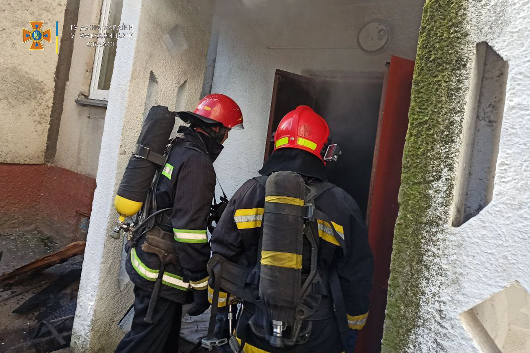 У Хмельницькому горіла багатоповерхівка: пожежники врятували 6 людей - Україна новини - 24 Канал
