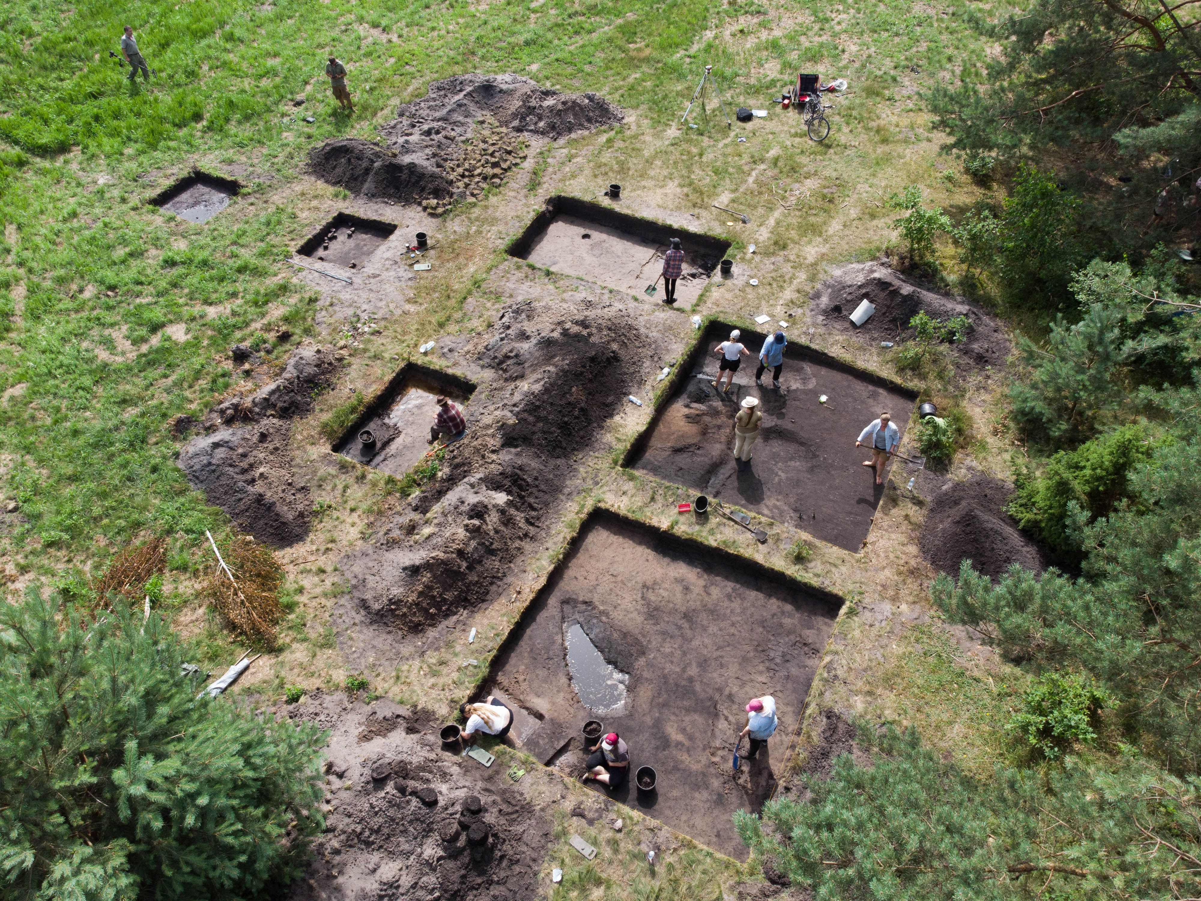 У Польщі знайшли таємничу срібну статуетку: фото загадкової прикраси - Новини технологій - Техно У Польщі знайшли таємничу срібну статуетку: фото загадкової прикраси - Новини технологій - Техно