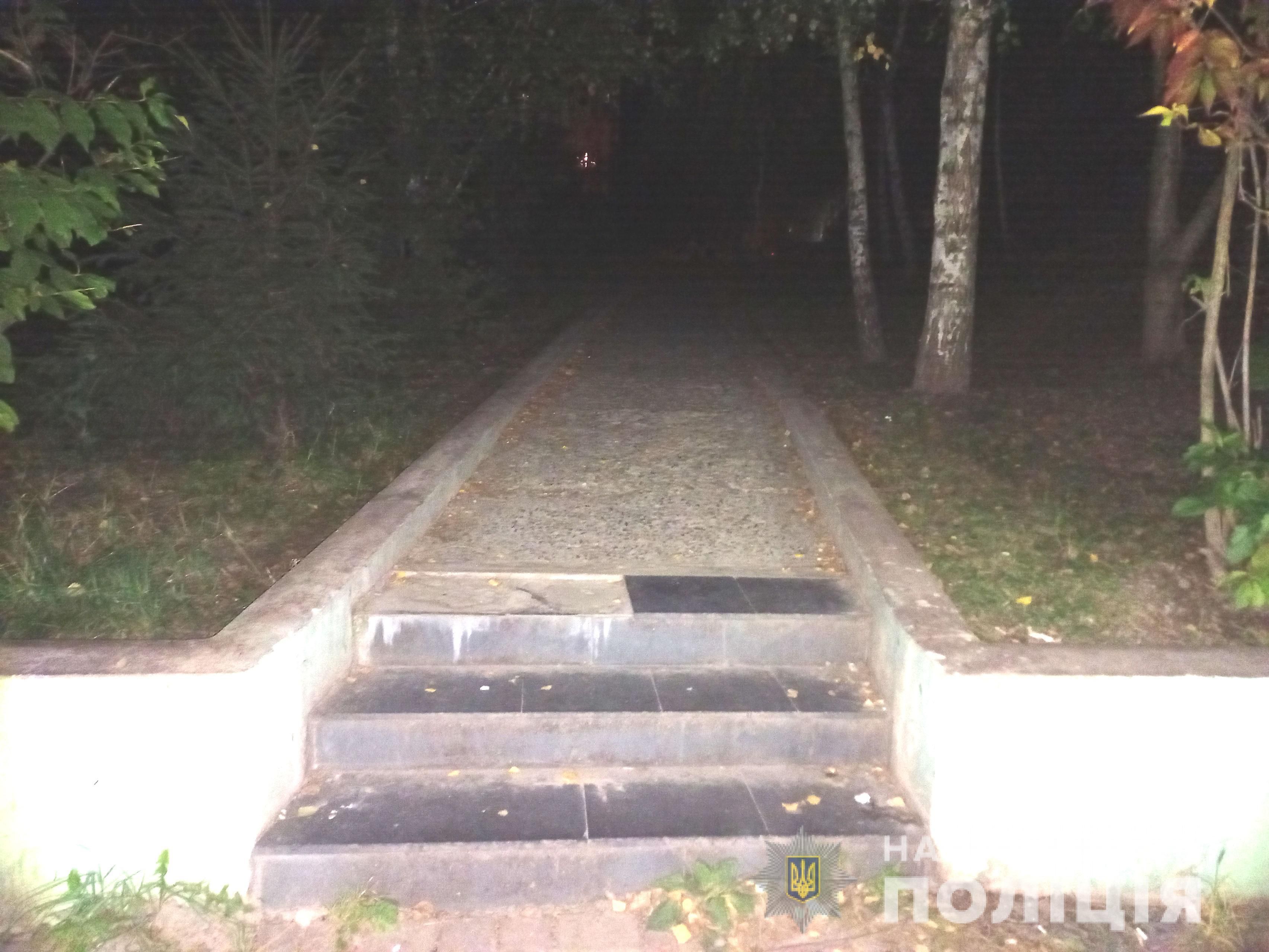 Незнакомец внезапно напал на 20-летнюю девушку в Ровно: ударил ножом в живот Незнакомец внезапно напал на 20-летнюю девушку в Ровно: ударил ножом в живот