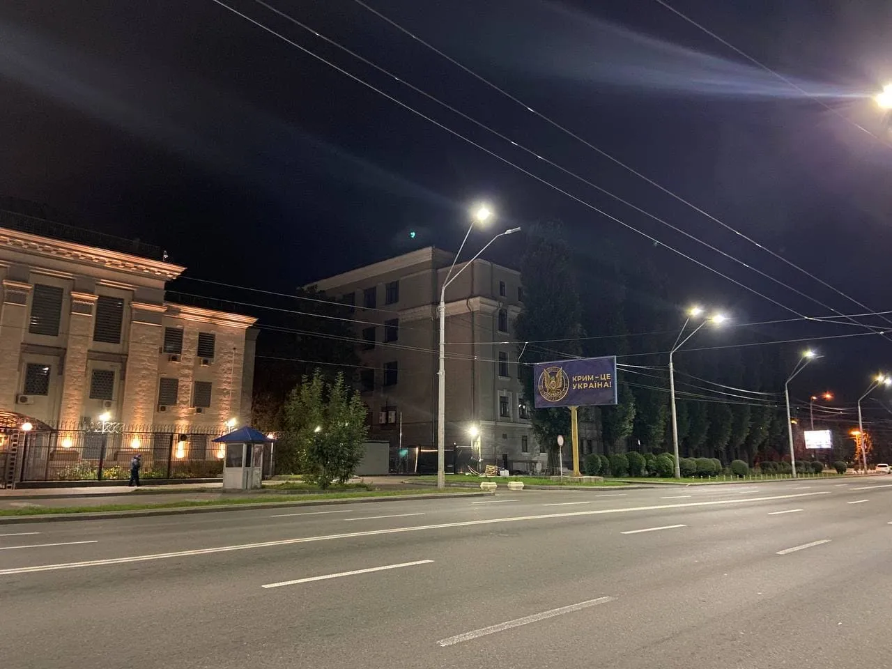 Повітрофлотський проспект, білборд Крим - це Україна відновили, СБУ, посольство Росії Повітрофлотський проспект, білборд Крим - це Україна відновили, СБУ, посольство Росії