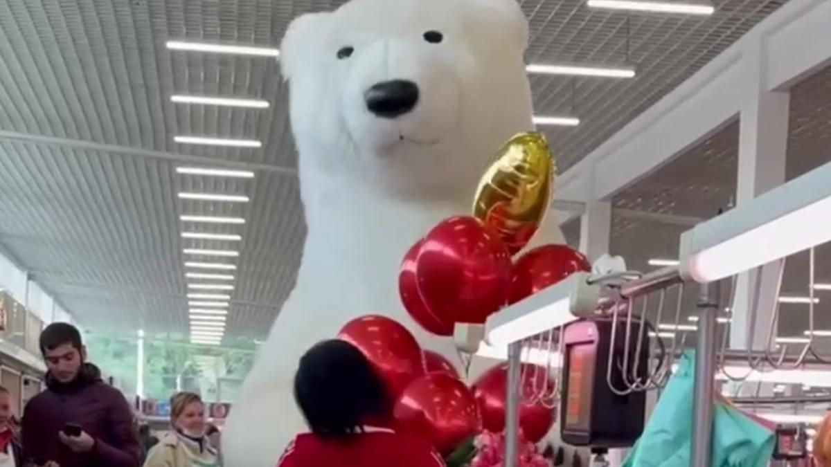 В Харькове на рынке очень масштабно поздравили продавщицу В Харькове на рынке очень масштабно поздравили продавщицу