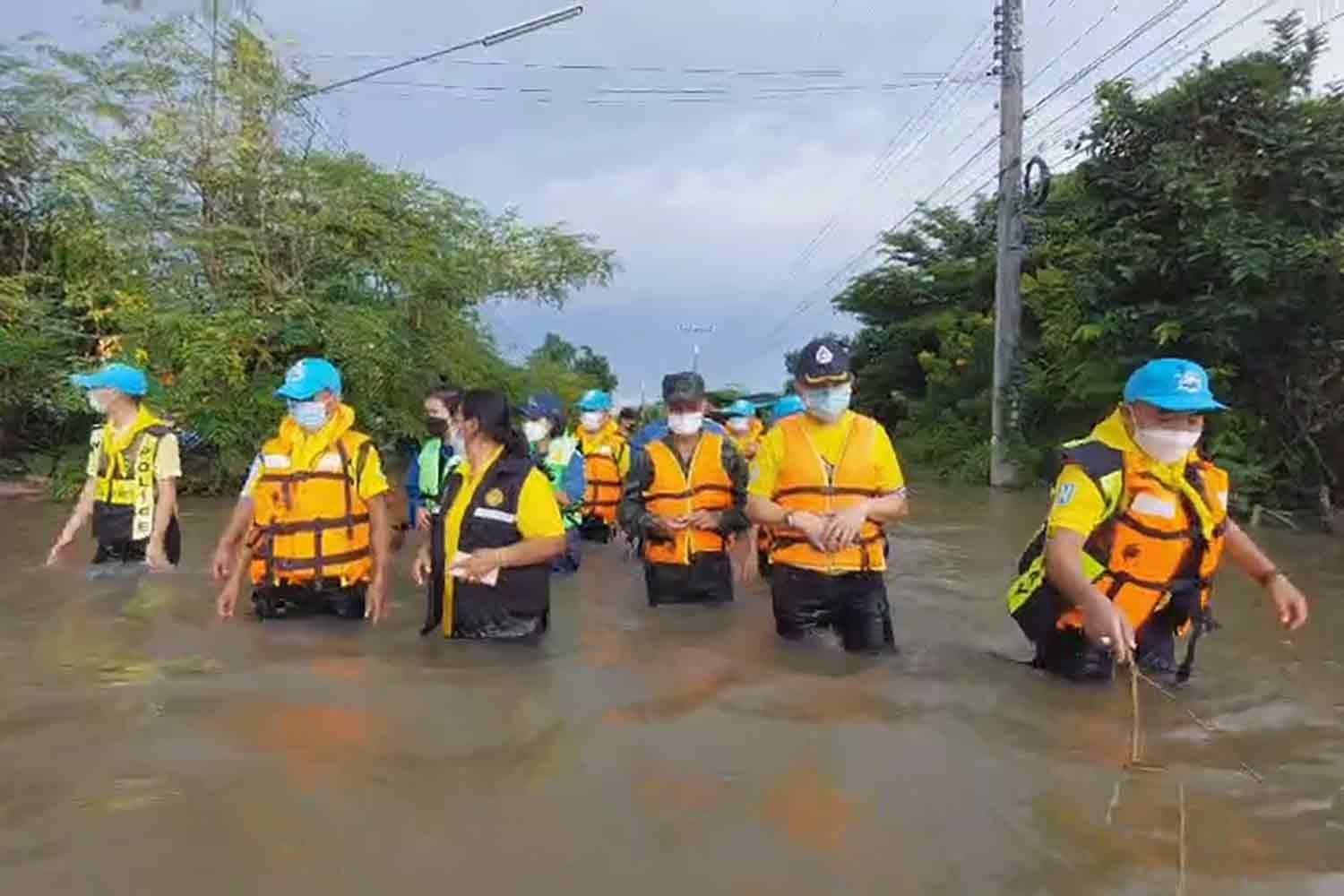 Масштабные наводнения в Таиланде: десятки тысяч людей эвакуируют, есть первые жертвы Масштабные наводнения в Таиланде: десятки тысяч людей эвакуируют, есть первые жертвы