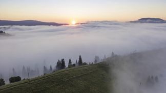 Рождение нового дня в Карпатах: захватывающее видео