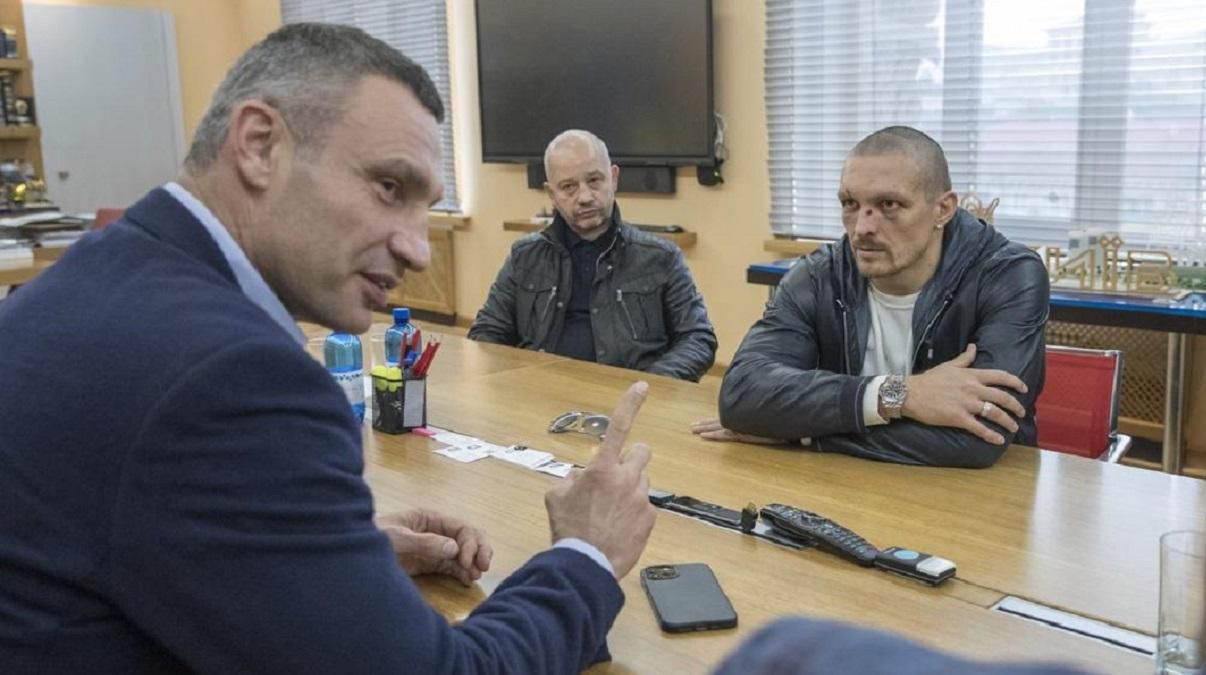 Такого ще не мав: Кличко подарував Усику пояс WBC
