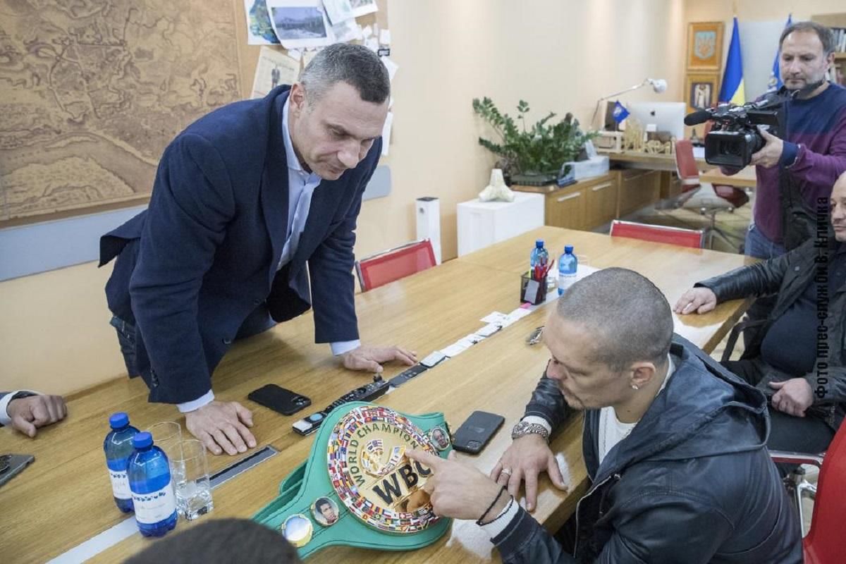 Кличко подарував Усику свій пояс чемпіона світу за версією WBC на удачу - Україна новини - 24 Канал
