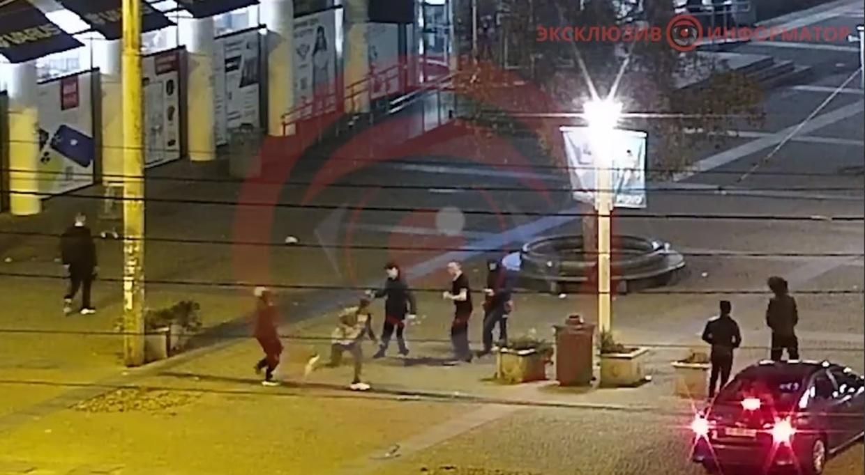 У Дніпрі трапилася жорстока бійка: відео з місця події - Новини Дніпра сьогодні - 24 Канал У Дніпрі трапилася жорстока бійка: відео з місця події - Новини Дніпра сьогодні - 24 Канал