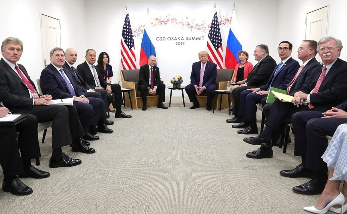 Секреты о Путине и Трампе от экс-секретаря: "резкость" на камеру и маневры с переводчицей Секреты о Путине и Трампе от экс-секретаря: "резкость" на камеру и маневры с переводчицей