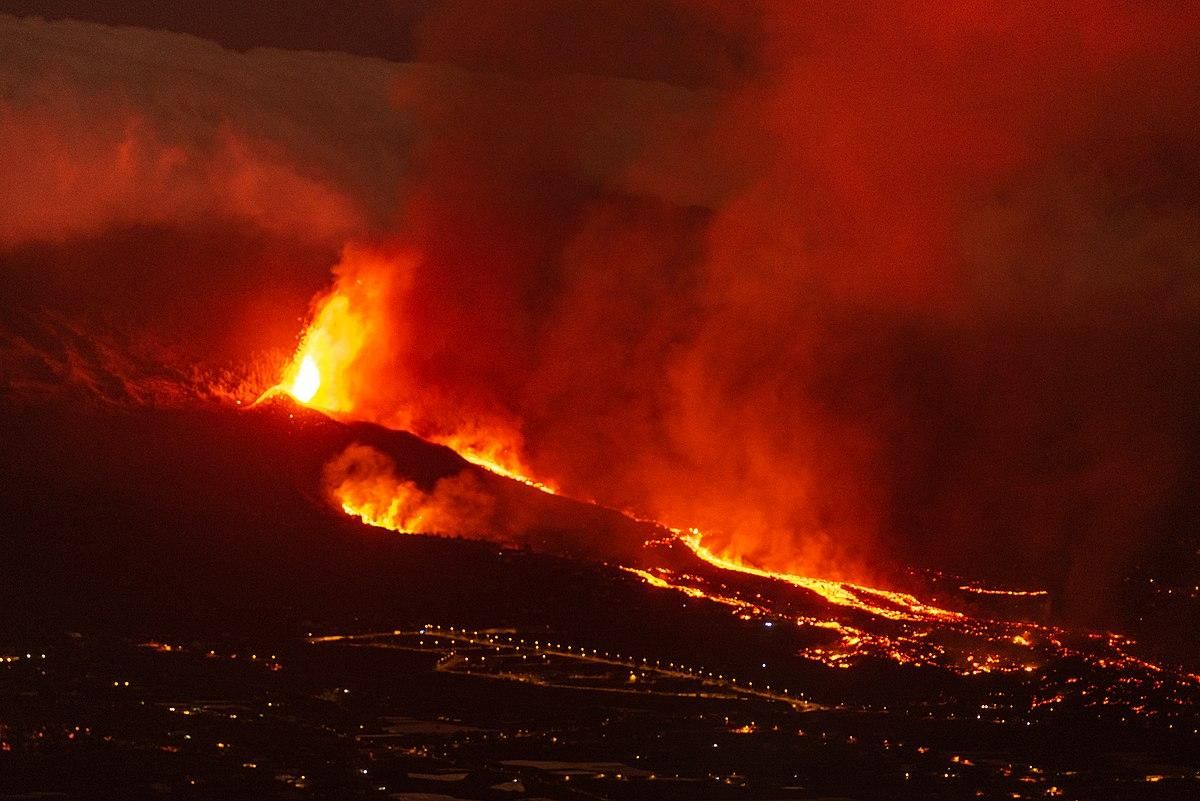 Лава после извержения вулкана на Канарах быстро движется к океану: есть опасность для населения