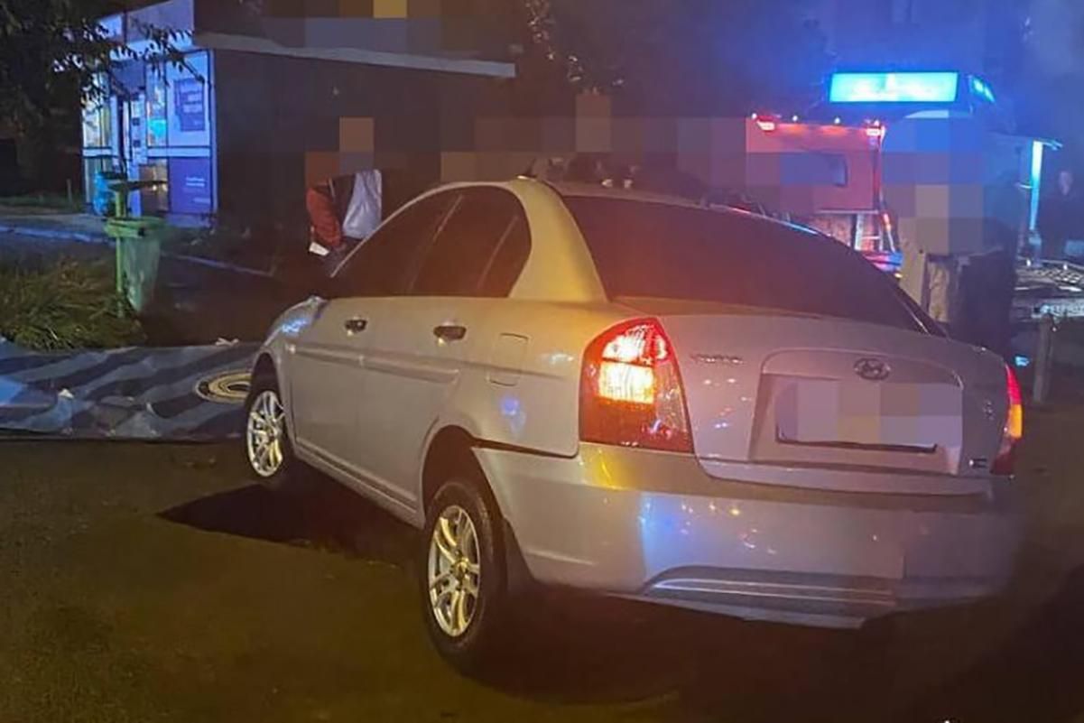 У Харкові водій легковика влетів у яму, яку залишили комунальники - Новини Харкова - 24 Канал У Харкові водій легковика влетів у яму, яку залишили комунальники - Новини Харкова - 24 Канал