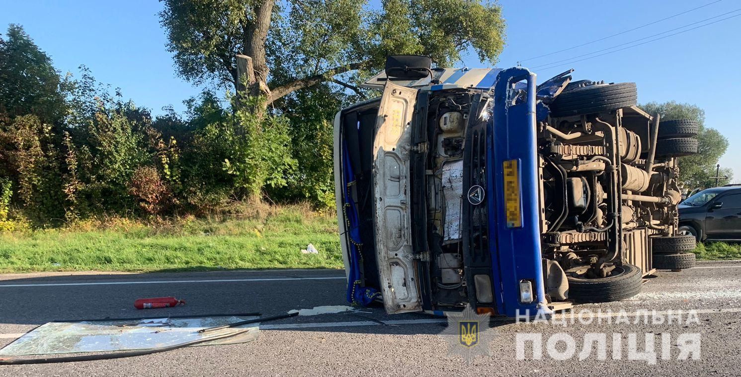 На Львовщине перевернулся пассажирский автобус: фото и видео с места происшествия