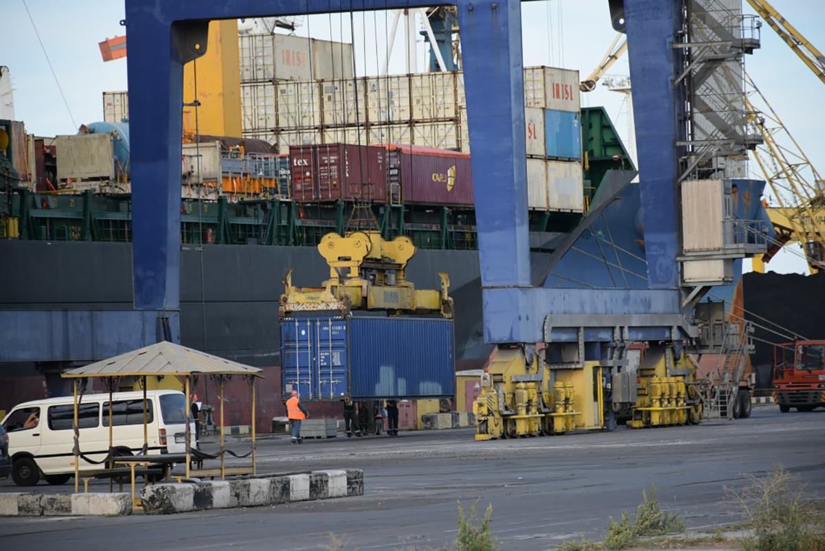 Перелом ребер и многочисленные ушибы: в Черноморском порту с высоты упал рабочий Перелом ребер и многочисленные ушибы: в Черноморском порту с высоты упал рабочий