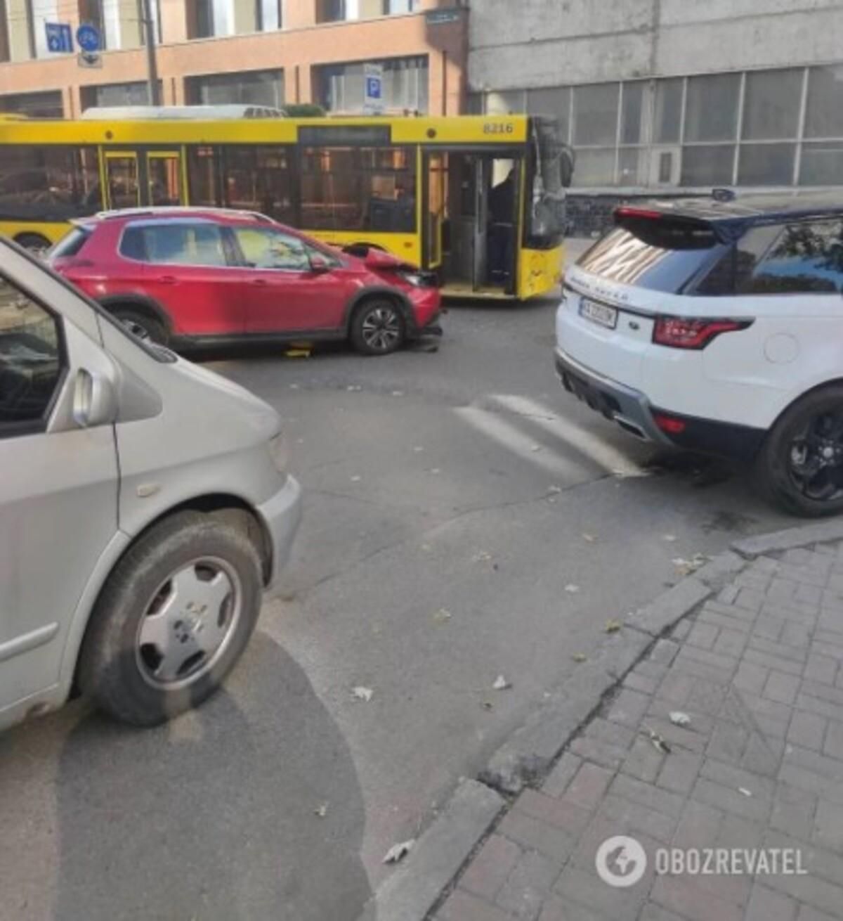 Машина въехала в автобус в центре Киева: пострадали дети – фото с места столкновения Машина въехала в автобус в центре Киева: пострадали дети – фото с места столкновения
