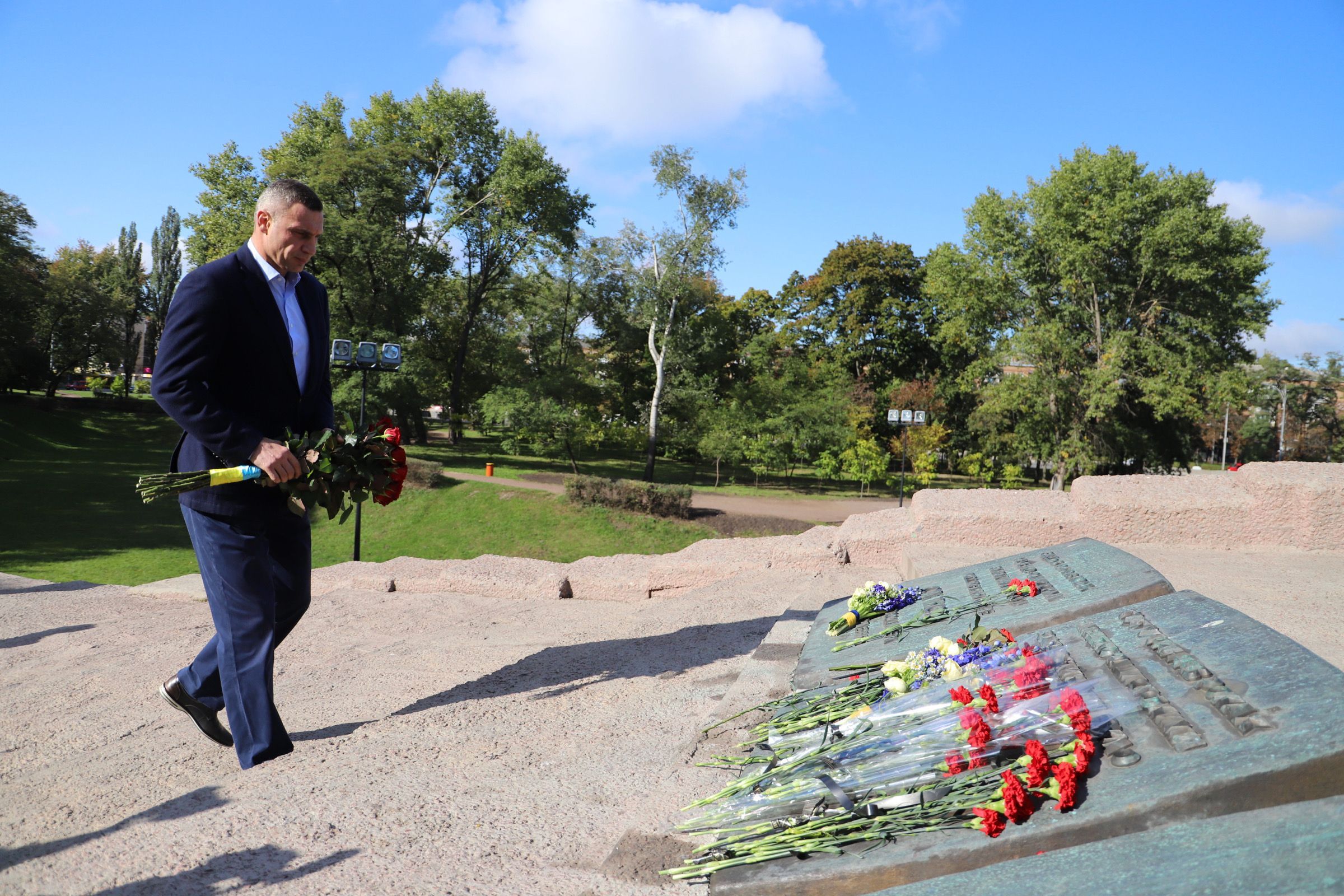 Робимо усе, щоб був справжній меморіал, – Кличко вшанував пам'ять вбитих у Бабиному Яру - Новини Києва - Київ