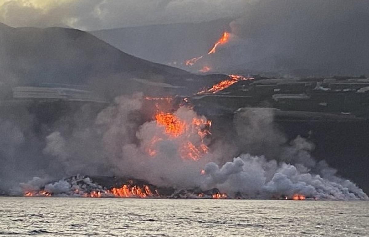 Над Канарами уже сформировались токсичные облака: раскаленная лава в океане – жуткие фото, видео Над Канарами уже сформировались токсичные облака: раскаленная лава в океане – жуткие фото, видео