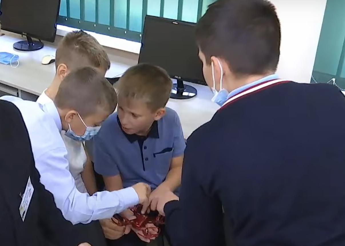 Увлекаются 3D-принтерами и дронами: в нескольких школах Киева дети получают STEM-образование