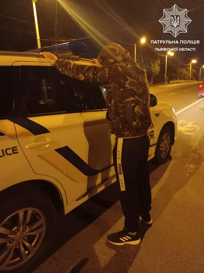 Попросили розміняти гроші: у Львові грабіжники напали на чоловіка з ножем