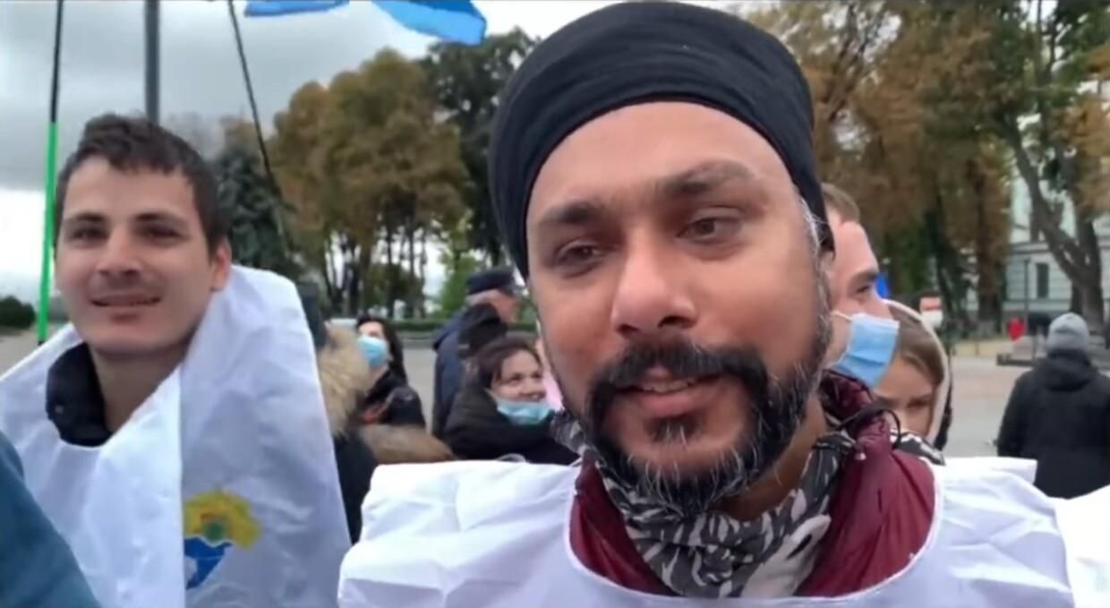 "Мы продажные твари": ОПЗЖ привела на митинг под Раду иностранцев – курьезное видео "Мы продажные твари": ОПЗЖ привела на митинг под Раду иностранцев – курьезное видео