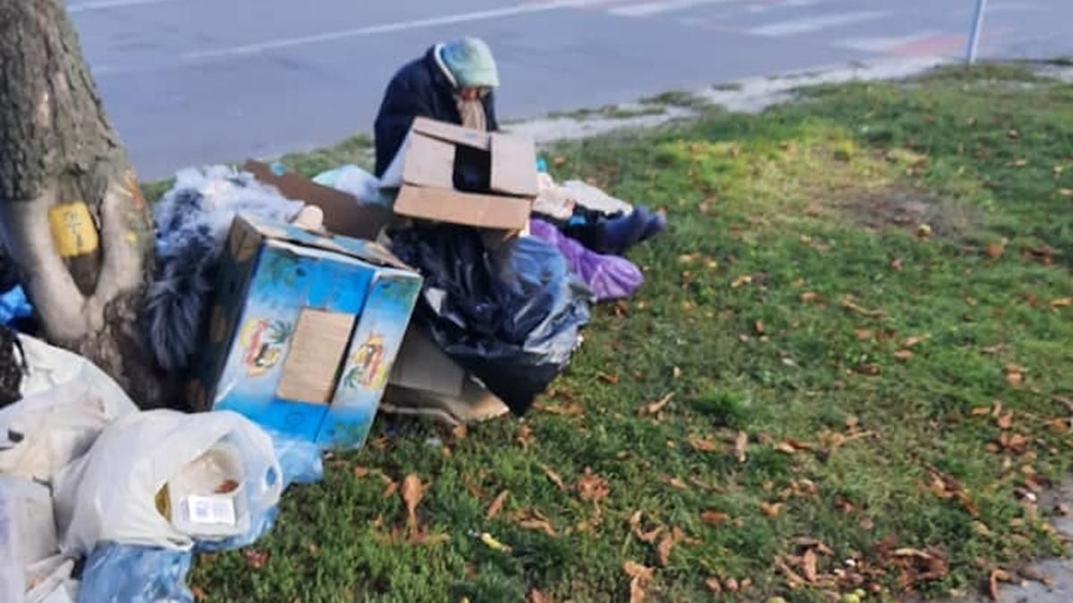 І в дощ, і в спеку: у Києві на Борщагівці помітили бабусю, яка живе на підстилках з картону - Київ І в дощ, і в спеку: у Києві на Борщагівці помітили бабусю, яка живе на підстилках з картону - Київ