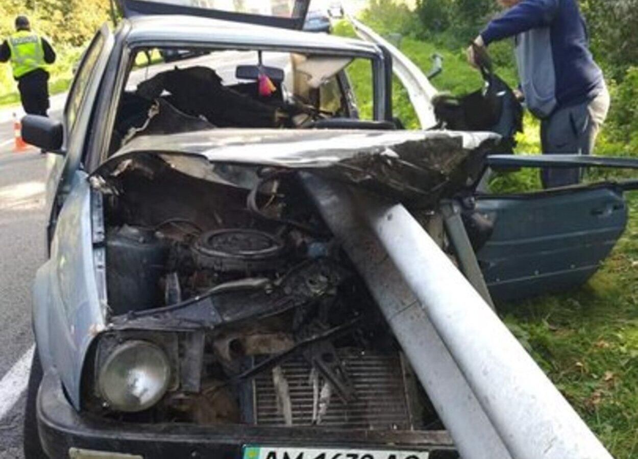 На Львівщині Volkswagen на швидкості наштрикнувся на відбійник - Новини Львова - Львів На Львівщині Volkswagen на швидкості наштрикнувся на відбійник - Новини Львова - Львів