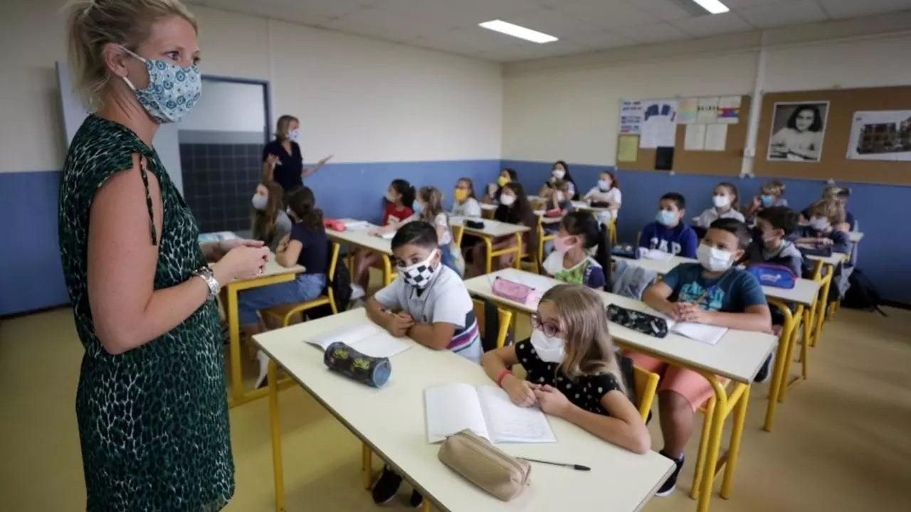 Ученики не будут идти на самоизоляцию из-за больных COVID-19: во Франции проведут эксперимент Ученики не будут идти на самоизоляцию из-за больных COVID-19: во Франции проведут эксперимент