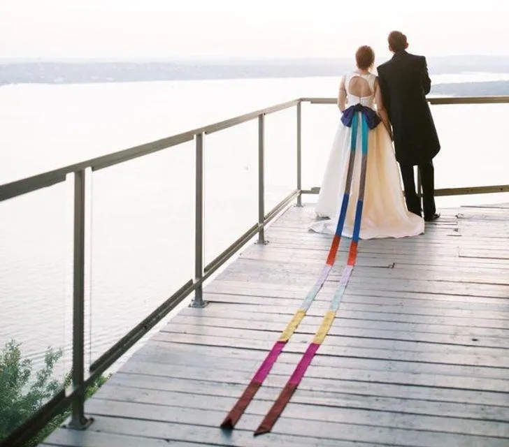 Наречена – фанатка Покемонів, тому бант та стрічки відображають кольори у грі Наречена – фанатка Покемонів, тому бант та стрічки відображають кольори у грі