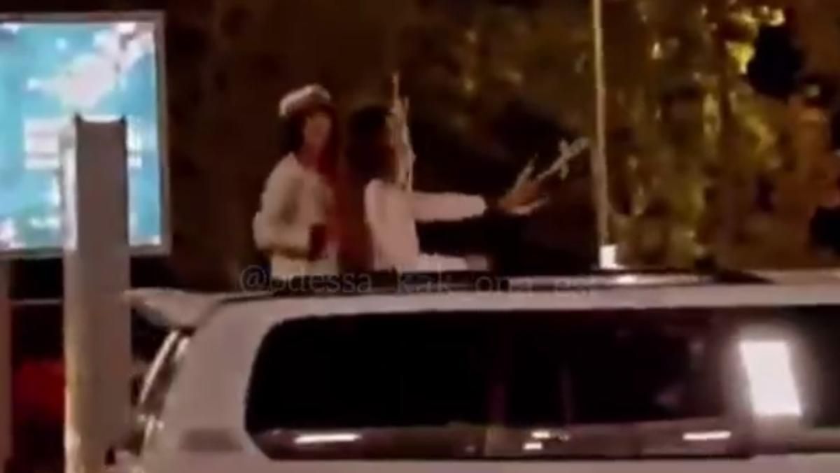 С оркестром и на лимузине: в Одессе женщины оригинально встретили мужчин-моряков С оркестром и на лимузине: в Одессе женщины оригинально встретили мужчин-моряков