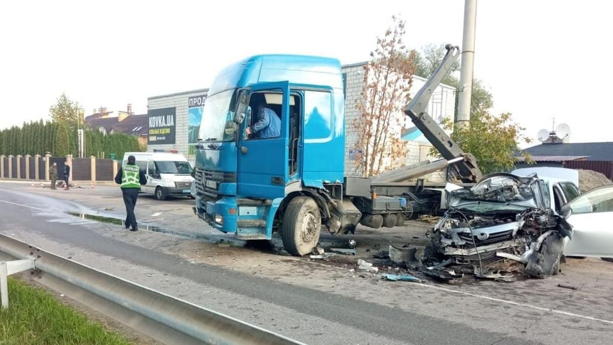 Момент зіткнення легковика зі сміттєвозом на Київщині потрапив на камери: моторошне відео - Київ