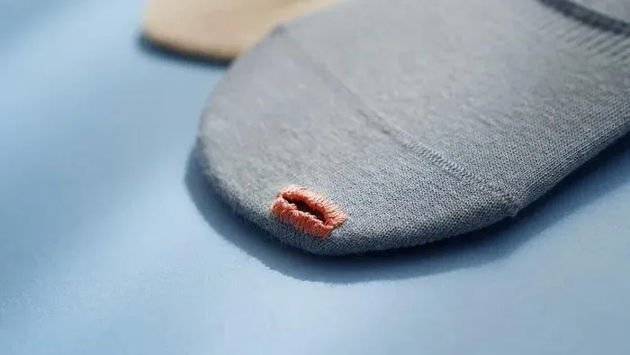 Дизайнер представив шкарпетки з діркою на великому пальці 