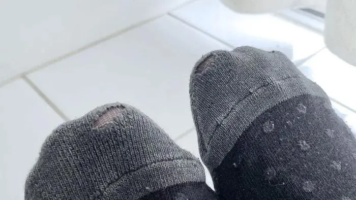 Дизайнер представив шкарпетки з діркою на великому пальці 