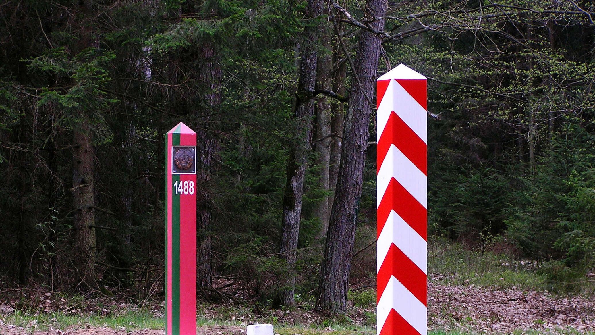 Беларусь раздает нелегалам на границе военную форму – Польша ожидает новых провокаций Беларусь раздает нелегалам на границе военную форму – Польша ожидает новых провокаций