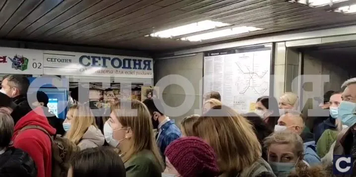 Тиснява у метро Києва, на Мінській зламалися термінали