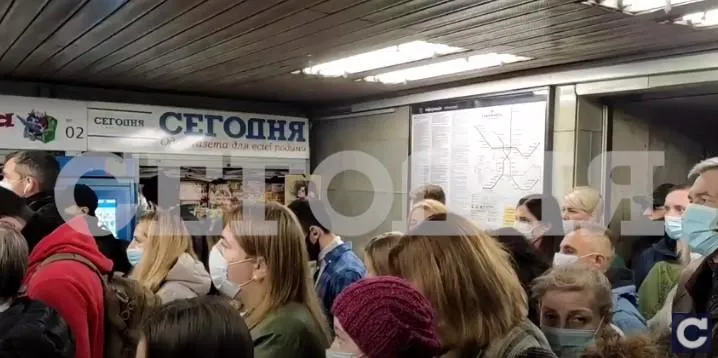 Тиснява у метро Києва, на Мінській зламалися термінали Тиснява у метро Києва, на Мінській зламалися термінали