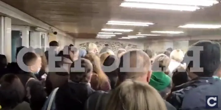 Метро Мінська, черги до терміналу, колапс в підземці Києва 
