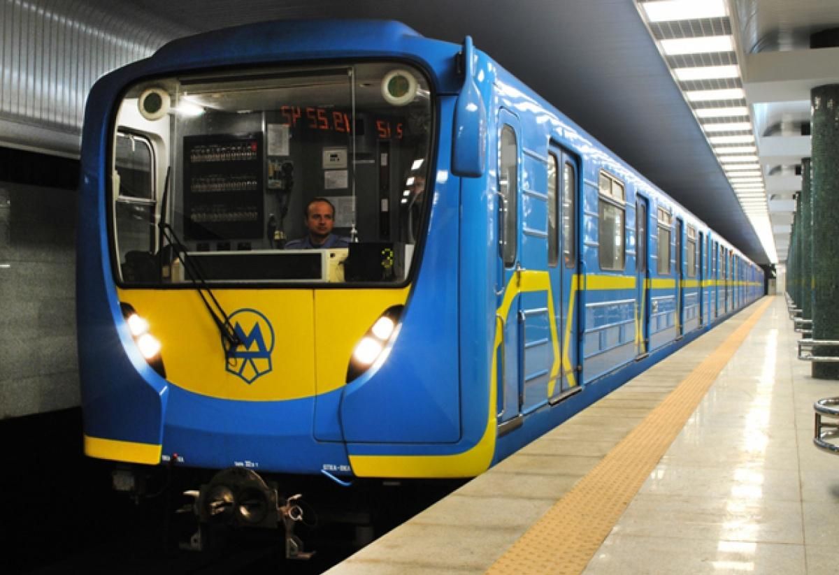 На метро "Минская" случился коллапс: люди стояли в очереди более часа – видео "затора" На метро "Минская" случился коллапс: люди стояли в очереди более часа – видео "затора"