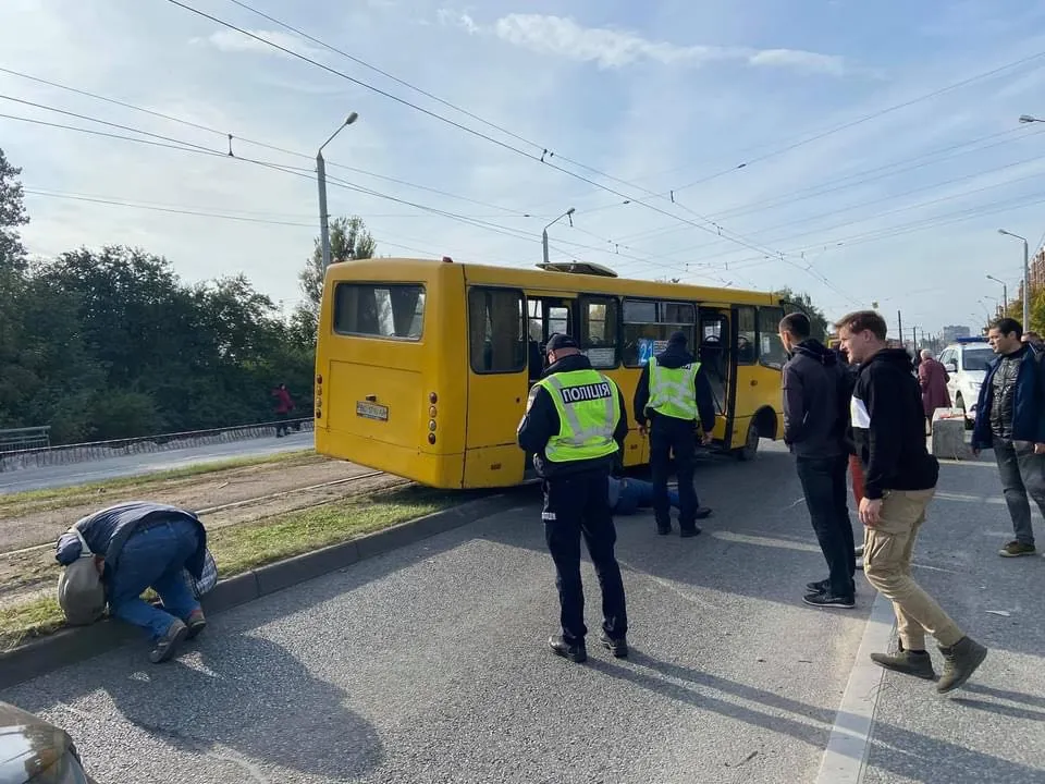 У Львові маршрутка вилетіла на бордюр і застрягла: фото та відео з місця події