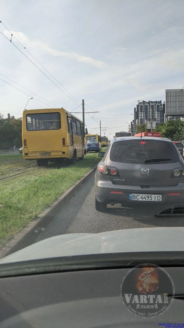 У Львові маршрутка вилетіла на бордюр і застрягла: фото та відео з місця події