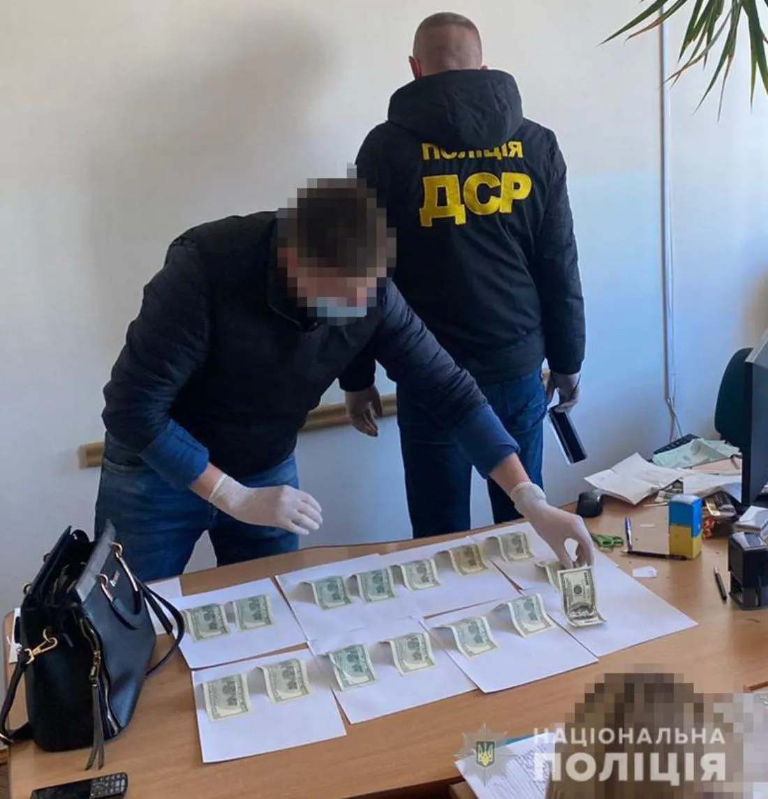 На Тернопільщині затримали лікарку через хабарництво На Тернопільщині затримали лікарку через хабарництво