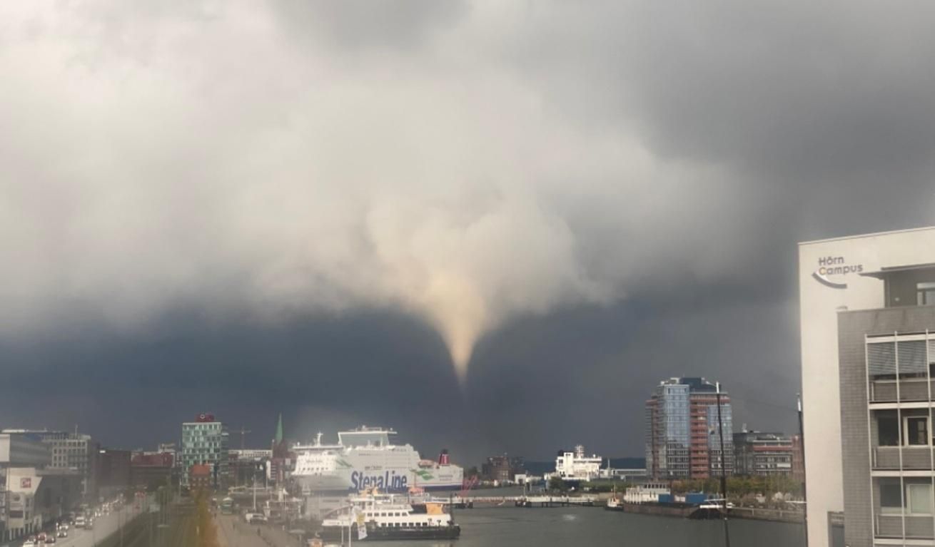 На немецкий город Киль обрушился смерч, есть пострадавшие: впечатляющее видео На немецкий город Киль обрушился смерч, есть пострадавшие: впечатляющее видео