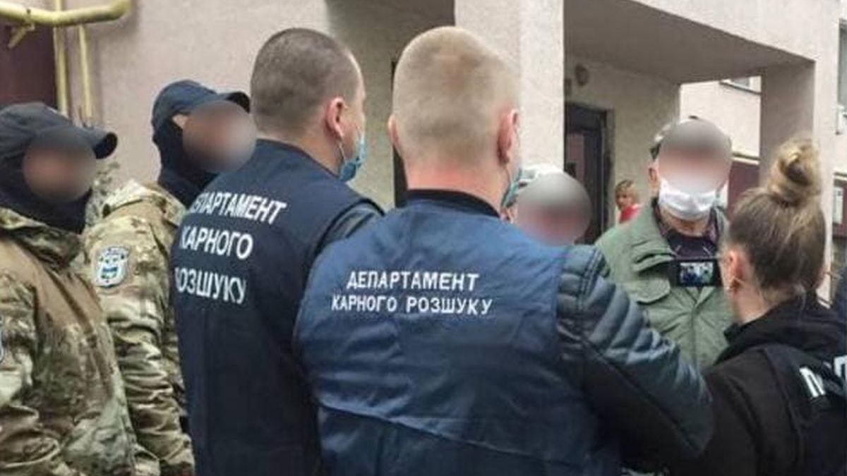В Киеве задержали иностранца, который выбивал из людей несуществующие долги В Киеве задержали иностранца, который выбивал из людей несуществующие долги
