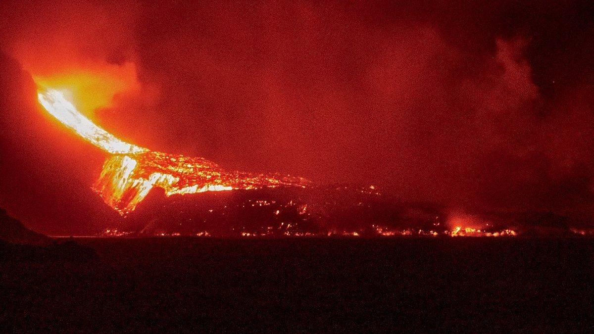 Как 14 футбольных полей: лава из вулкана на Канарах охватила площадь океана в 10 гектаров