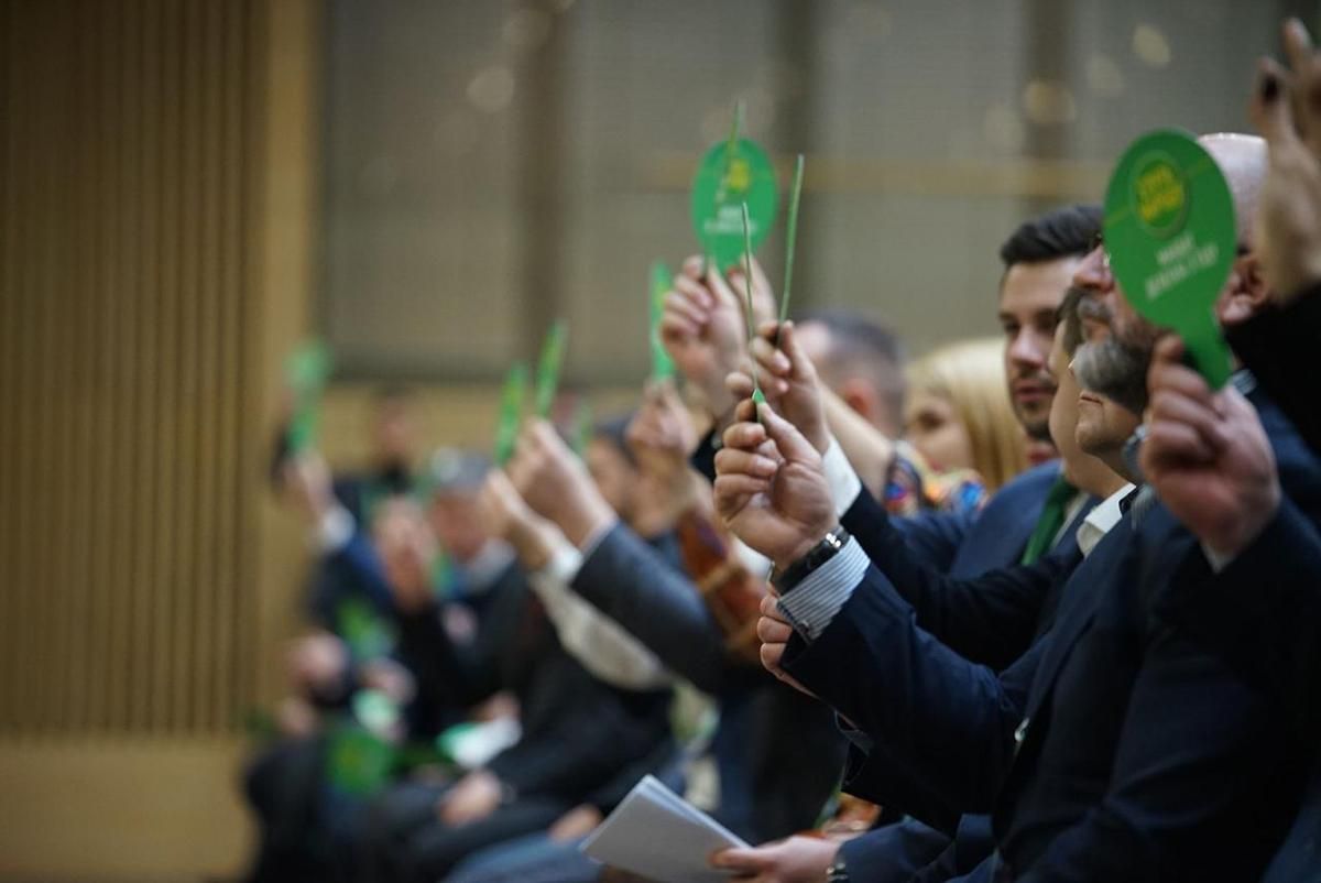 Хтось може залишитись за бортом: що обговорюватимуть "слуги" у Трускавці Хтось може залишитись за бортом: що обговорюватимуть "слуги" у Трускавці