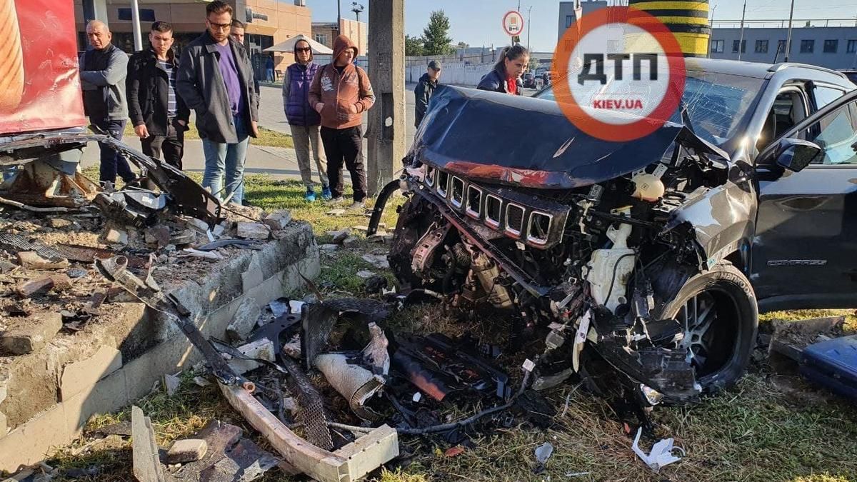 В Киеве владелец Jeep потерял сознание за рулем и на скорости влетел в стелу АЗС: ужасное видео