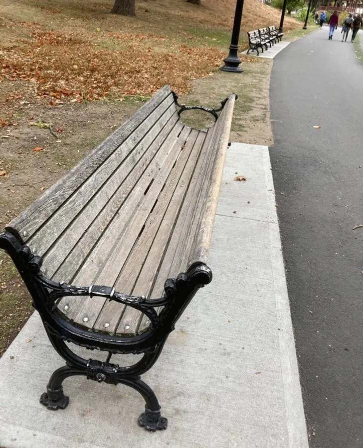 Як на цій лавці можна всидіти? Як на цій лавці можна всидіти?