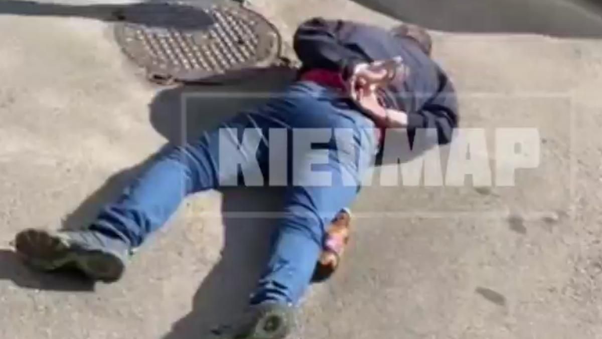 В Киеве на "Левобережной" мужчина с ножом залетел в банк и угрожал всех убить В Киеве на "Левобережной" мужчина с ножом залетел в банк и угрожал всех убить
