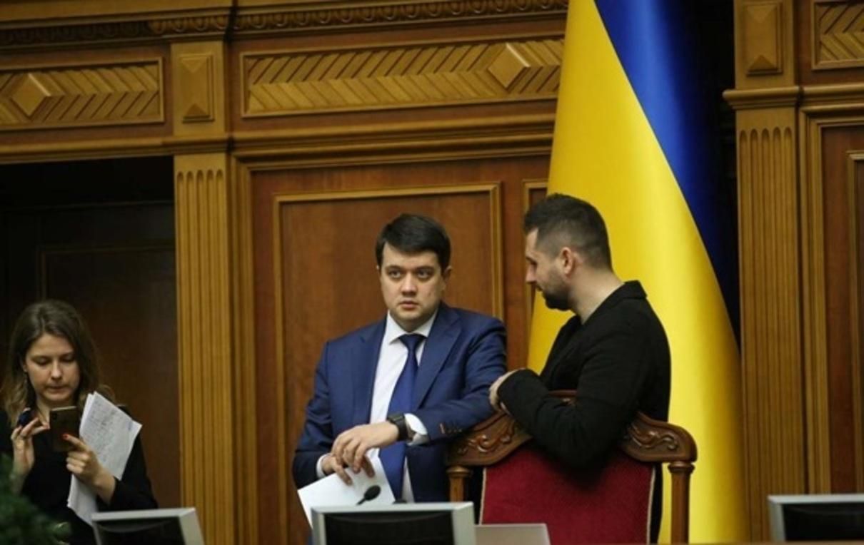 Теперь лично от себя: Арахамия подал второе обращение об отставке Разумкова Теперь лично от себя: Арахамия подал второе обращение об отставке Разумкова