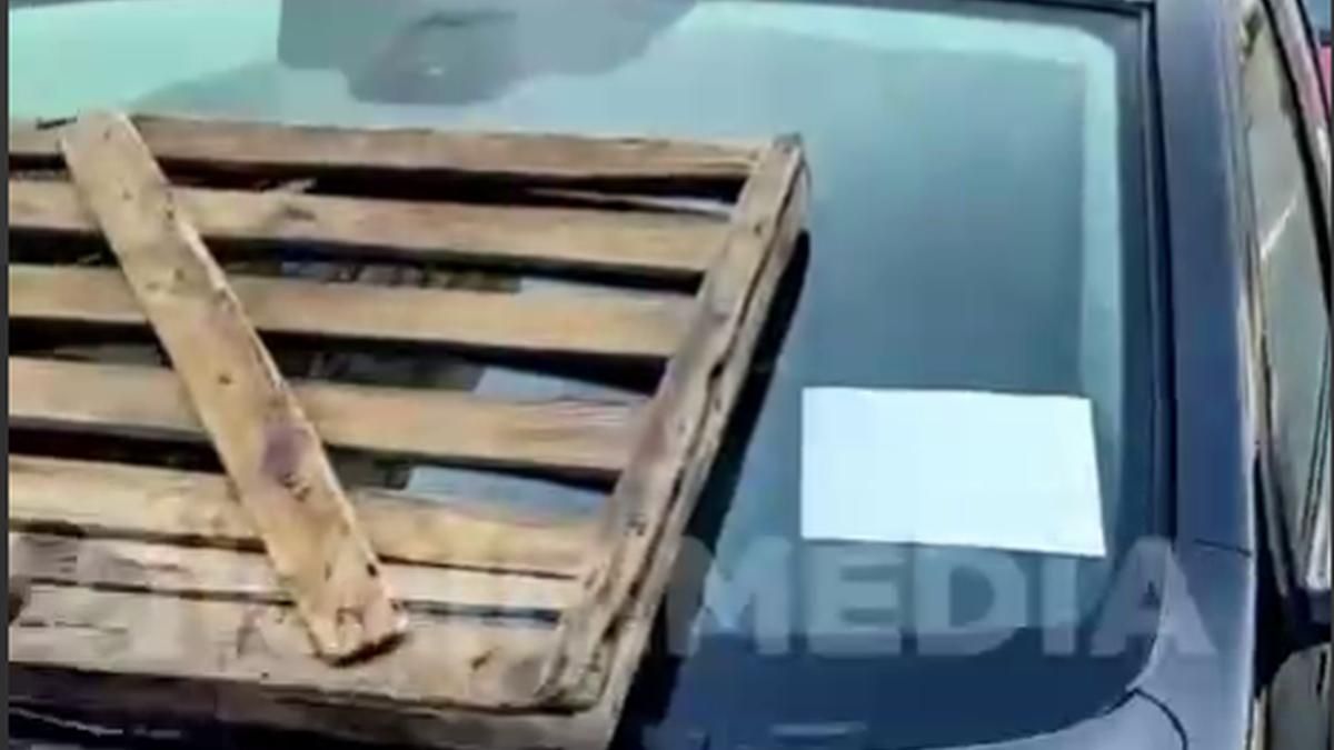 На Нивках в Киеве неизвестные оставили на машине героя парковки поддон с запиской На Нивках в Киеве неизвестные оставили на машине героя парковки поддон с запиской