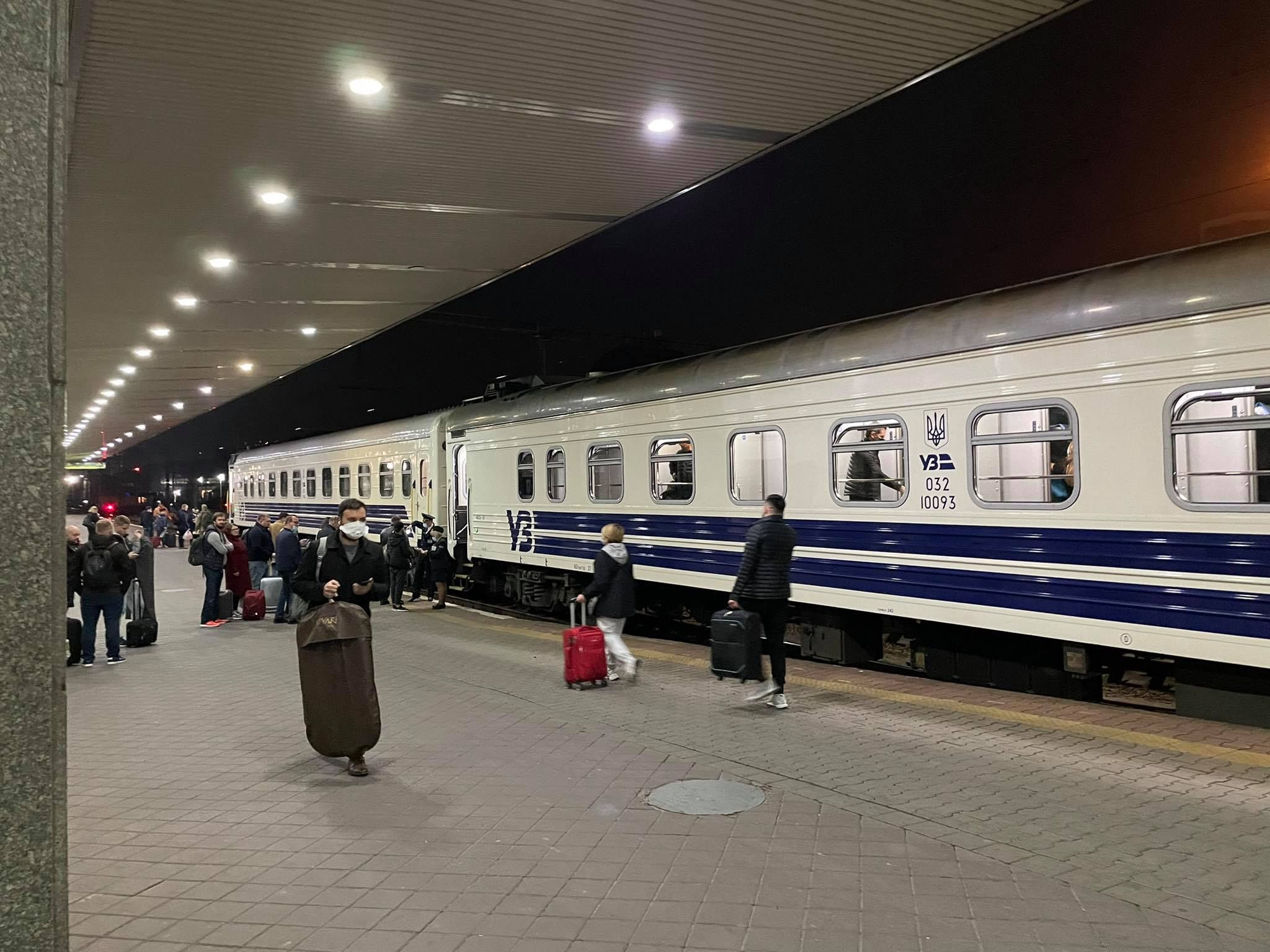 "Слуги народа" отправляются из Киева на съезд в Трускавец: фото с вокзала