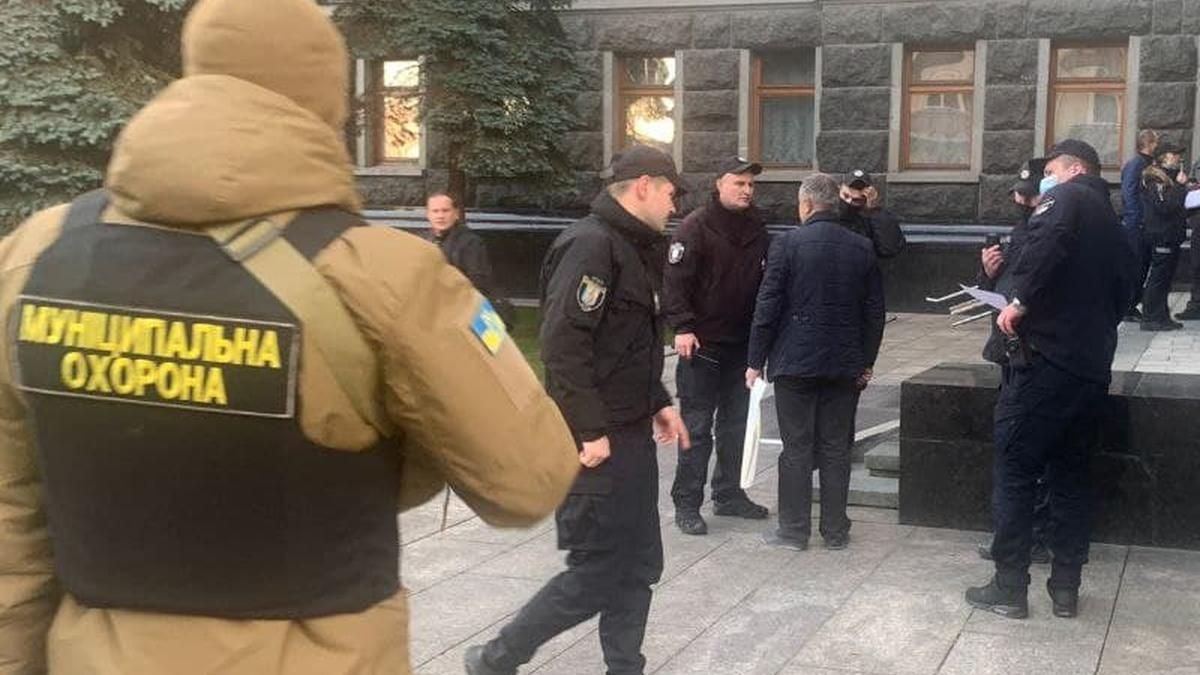 Біля Офісу Президента чоловік намагався спалити себе - Київ