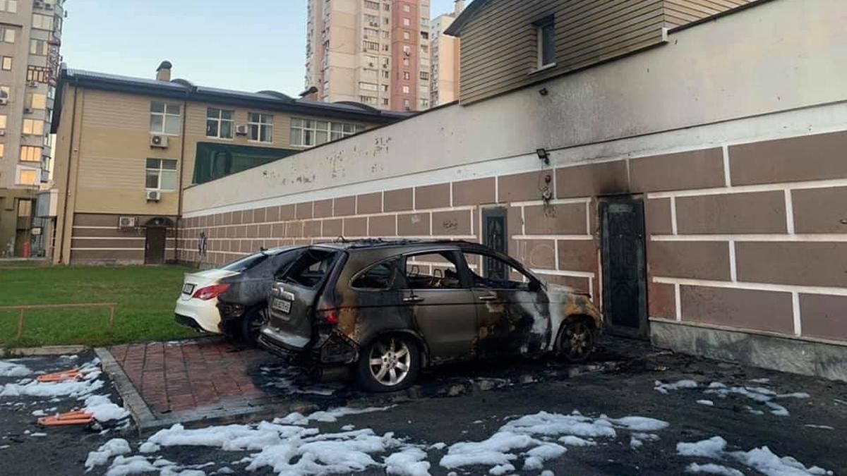 У Києві на Оболоні невідомі спалили автівки працівниць одного з ОСББ - Київ У Києві на Оболоні невідомі спалили автівки працівниць одного з ОСББ - Київ